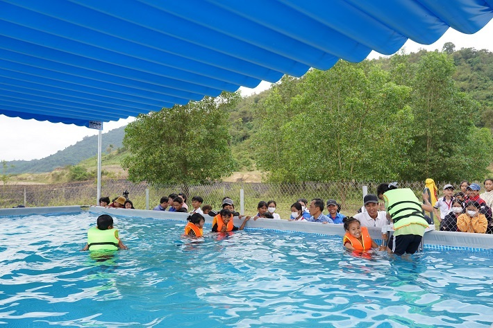 hình ảnh các em học sinh trải nghiệm bơi lội