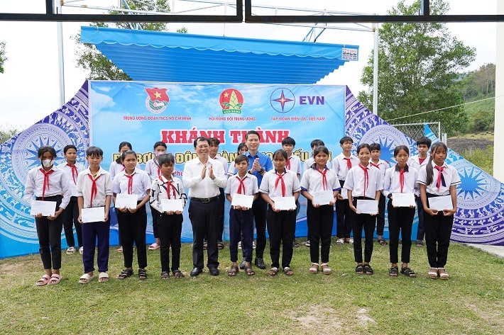 Thủy điện Sông Ba Hạ trao Nhà cái cá cược cá độ uy tín Nổ hũ, Bắn Cá và Game Bài Cwin.com cho học sinh có hoàn cảnh khó khăn