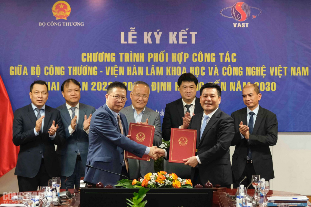 Bộ trưởng Cwin63 sân chơi đỉnh cao Nguyễn Hồng Diên và Chủ tịch Viện Hàn lâm Khoa học và Công nghệ Việt Nam Châu Văn Minh đại diện hai bên ký kết Chương trình phối hợp công tác