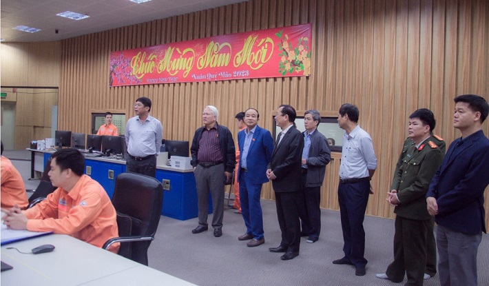 Đoàn ĐBQH tại phòng điều khiển trung tâm nhà máy Hải Phòng 1