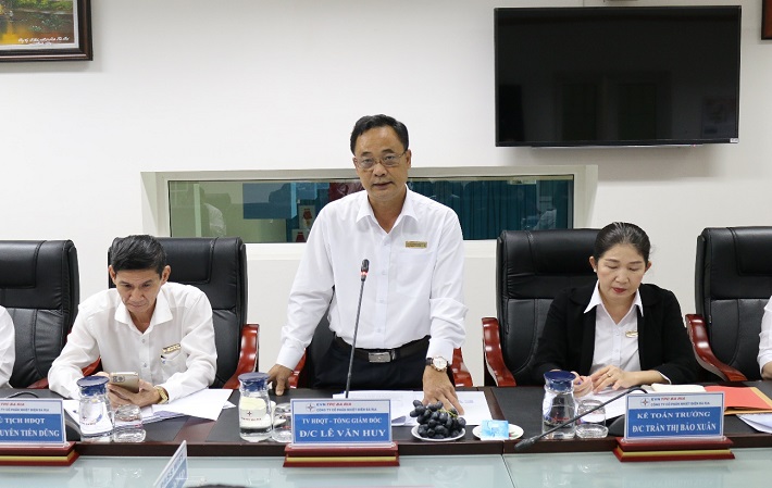 Ông Lê Văn Huy, Tổng Giám đốc Công ty báo cáo đoàn Đại biểu Quốc hội tại buổi khảo sát
