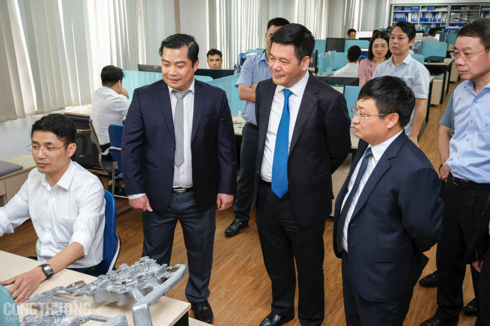 Bộ trưởng Nguyễn Hồng Diên thăm các Trung tâm Cơ khí nặng, Trung tâm Máy và tự động hóa, Trung tâm Công nghệ và thiết bị môi trường của Viện Nghiên cứu cơ khí