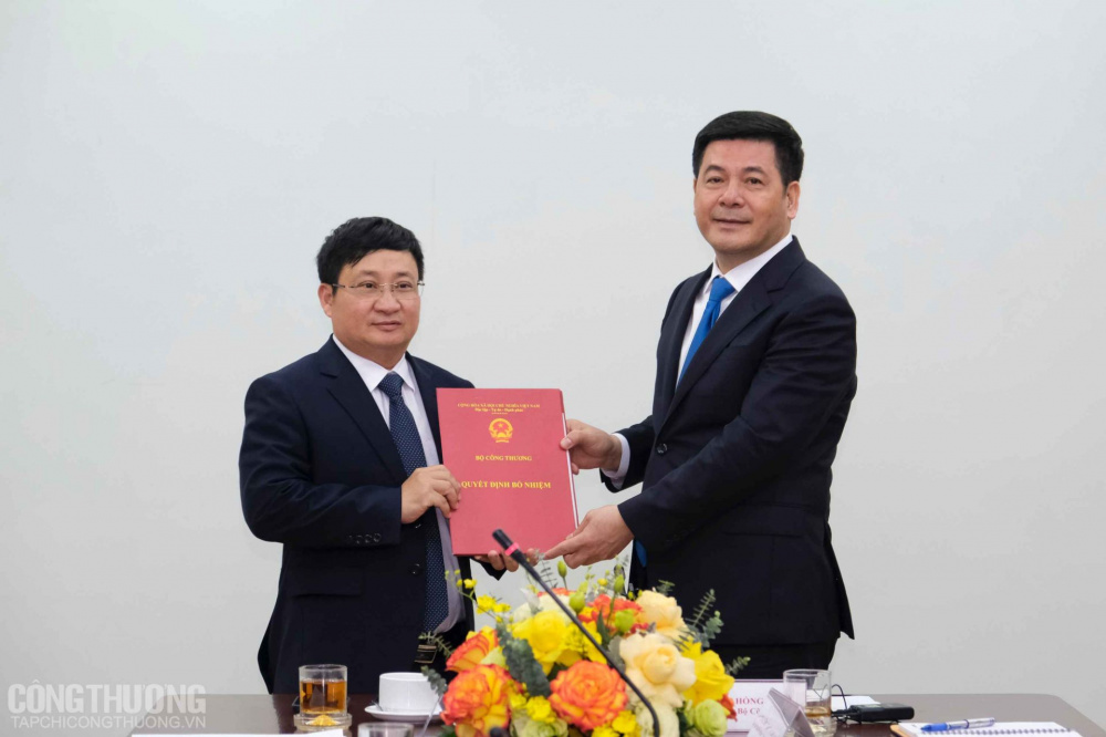 Bộ trưởng trao Quyết định bổ nhiệm lại có thời hạn chức vụ Viện trưởng Viện Nghiên cứu cơ khí