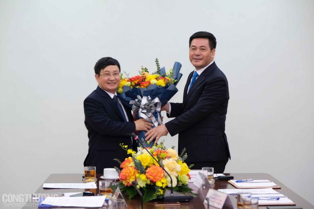 Bộ trưởng trao Quyết định bổ nhiệm lại có thời hạn chức vụ Viện trưởng Viện Nghiên cứu cơ khí