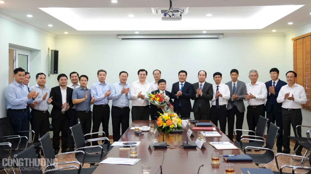 Bộ trưởng Nguyễn Hồng Diên