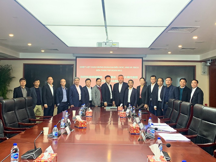 Đoàn công tác của 2 bên chụp ảnh sau khi hoàn thành chương trình làm việc