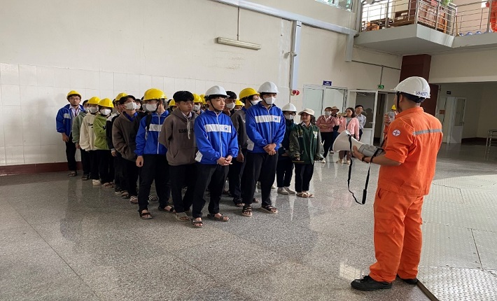 Cán bộ kỹ thuật phổ biến đảm bảo an toàn khi đi thực tế nhà máy