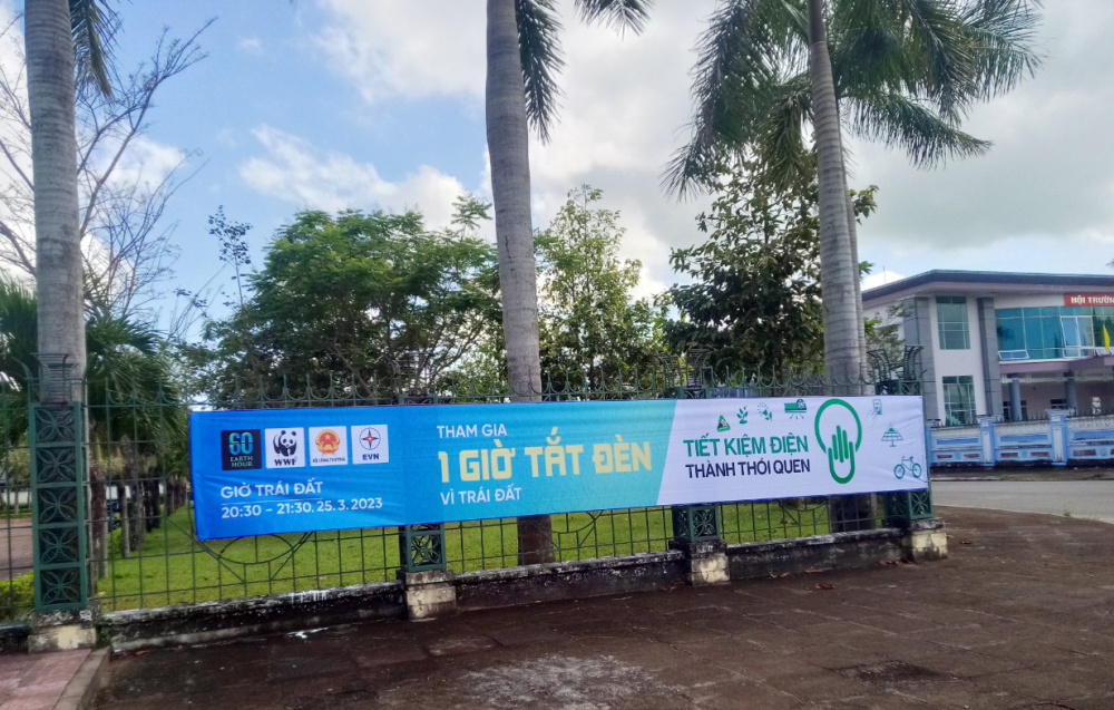 Treo băng rôn tuyên truyền tại trụ sở UBND thị trấn Phú Thứ, huyện Tây Hòa, tỉnh Phú Yên