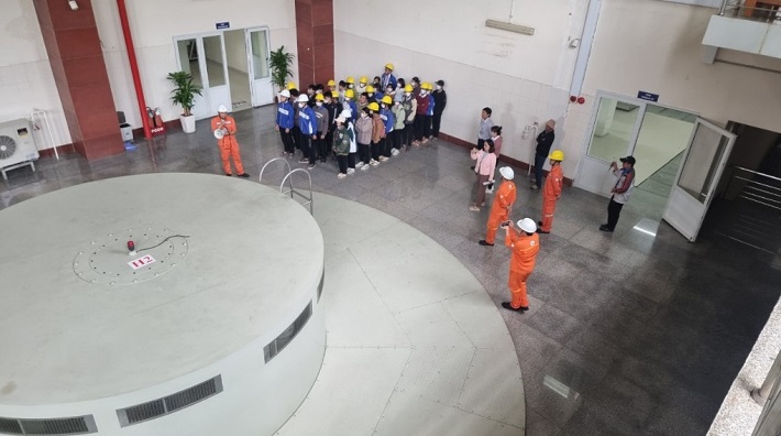 Cán bộ kỹ thuật phổ biến đảm bảo an toàn khi đi thực tế nhà máy