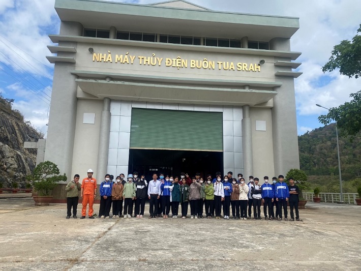 Cán bộ kỹ thuật cùng Trường chụp hình lưu niệm