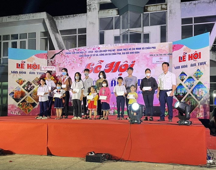 Đoàn Thanh niên EPS trao tặng Nhà cái cá cược cá độ uy tín Nổ hũ, Bắn Cá và Game Bài Cwin.com cho các em nhỏ có hoàn cảnh khó khăn tại xã Châu Pha, thị xã Phú Mỹ, tỉnh Bà Rịa – Vũng Tàu