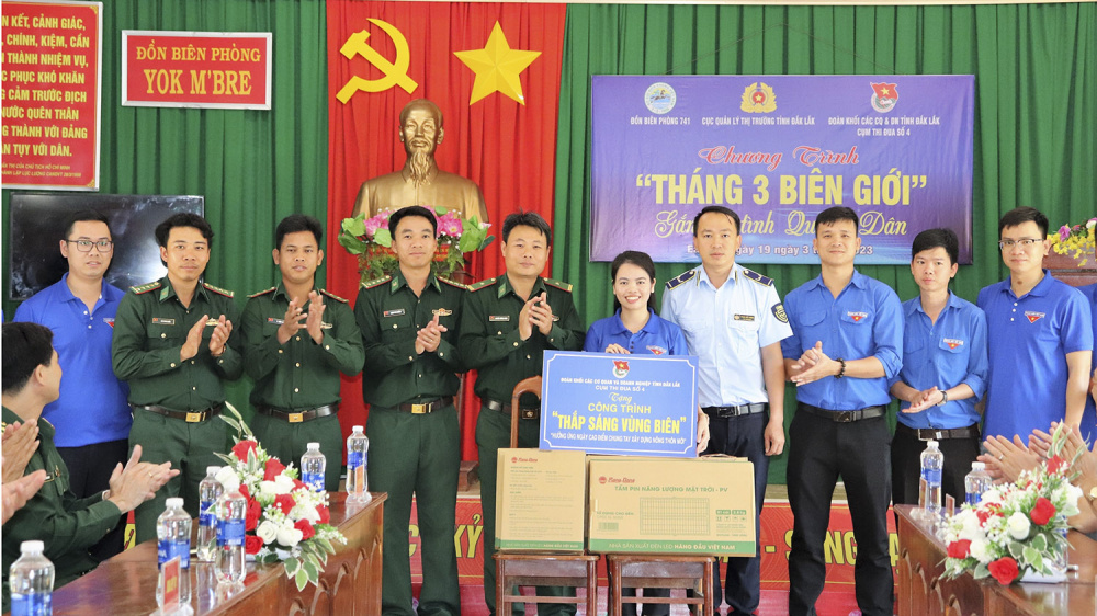 Thanh niên Quản lý thị trường