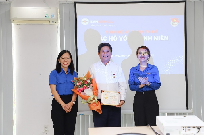 ông Trương Hoàng Vũ - Tổng Giám đốc EVNGENCO2 nhận kỷ niệm chương "Vì thế hệ trẻ"