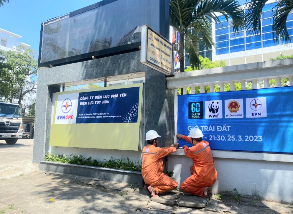 reo băng rôn tuyên truyền hưởng ứng Giờ Trái đất năm 2023 tại các điện lực