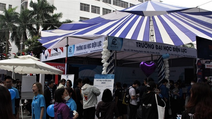 Ấn tượng gian hàng tư vấn tuyển sinh của Trường Đại học Điện lực