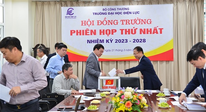 Các đại biểu tham dự bỏ phiếu bầu Chủ tịch Hội đồng trường Trường Đại học Điện lực nhiệm kỳ 2023 – 2028