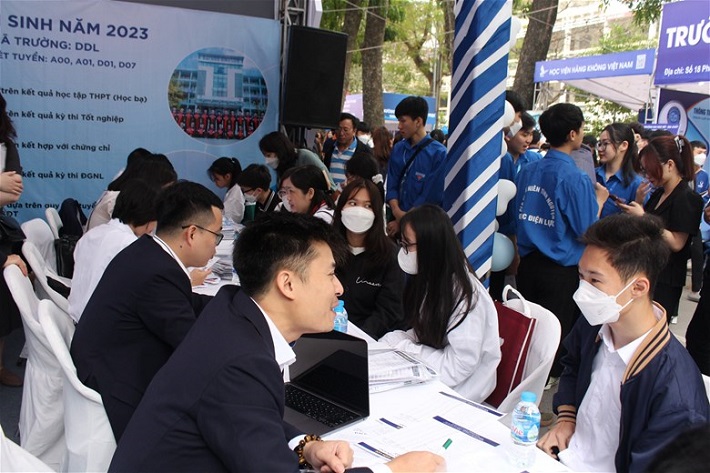 Thầy cô đồng hành cùng học sinh chọn ngành học