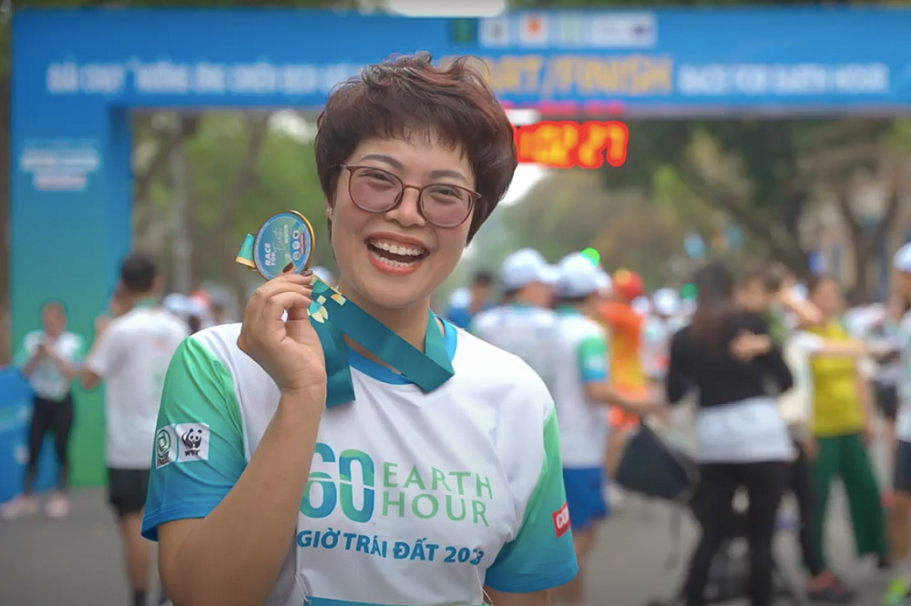 Chị Thu Hà rạng rỡ bên tấm huy chương vừa giành được