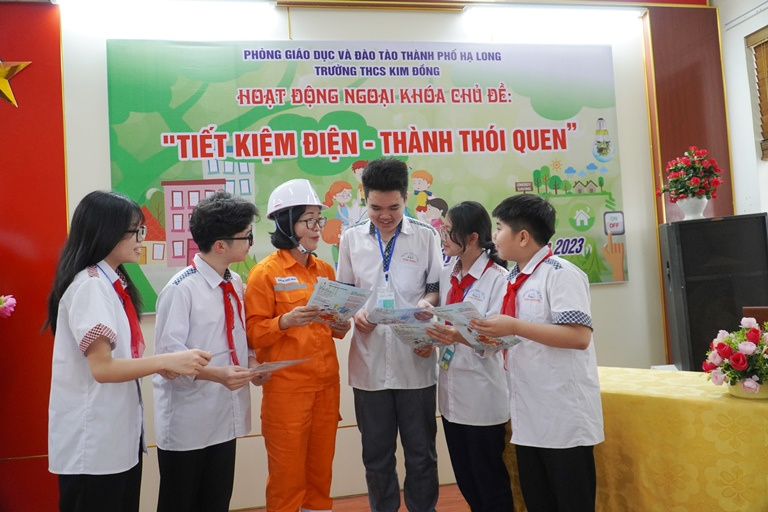 02 Công nhân Điện lực Tp Hạ Long tuyên truyền về sự kiện Giờ Trái đất năm 2023 tới các em học sinh Trường THCS Kim Đồng (thành phố Hạ Long)