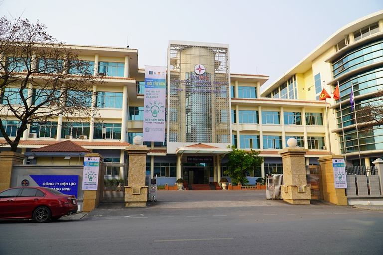 9708 Công ty Điện lực Quảng Ninh treo các băng rôn tuyên truyền, hưởng ứng chiến dịch Giờ Trái đất năm 2023 tại trụ sở cơ quan