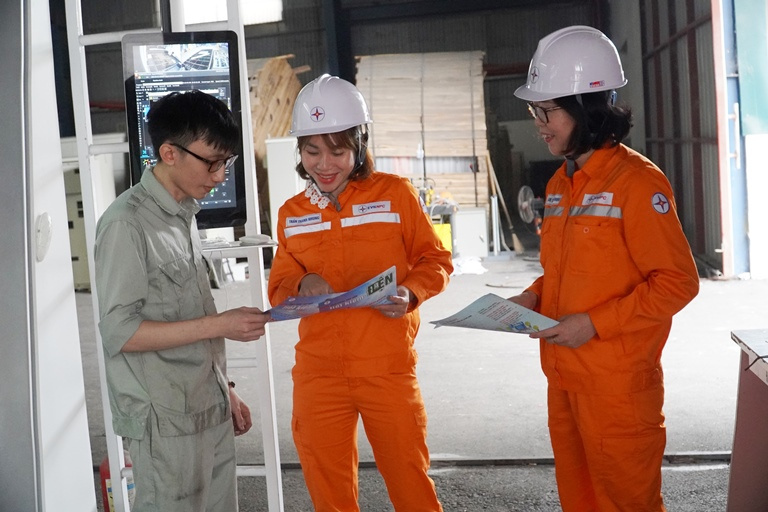 Vận động khách hàng và người dân thực hiện tắt đèn, cùng các thiết bị điện không cần thiết vào thời gian triển khai chương trình Giờ Trái đất