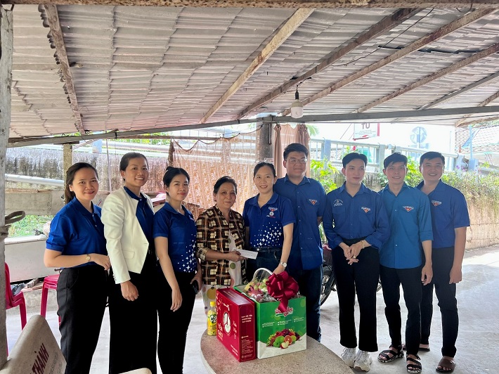 Thăm Mẹ Việt Nam Anh hùng Nguyễn Thị Mười