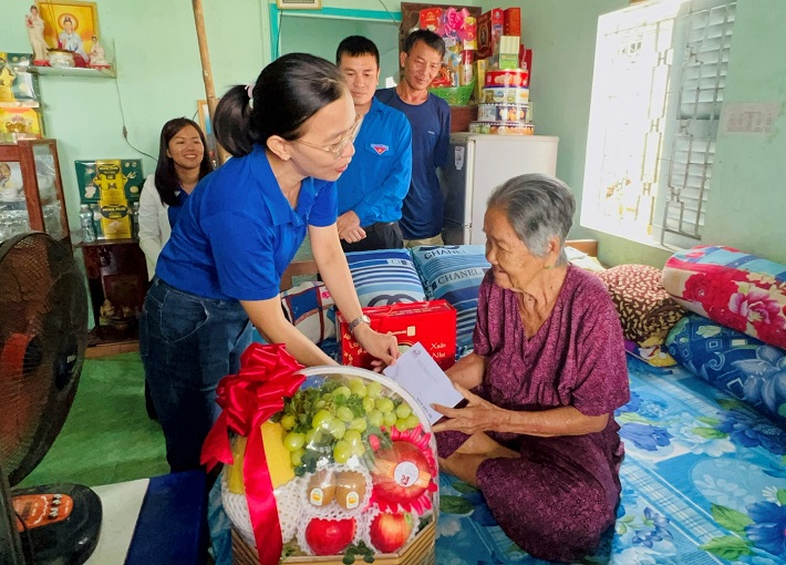 hình ảnh đoàn viên thanh niên EVNGENCO2 đến thăm Mẹ Việt Nam Anh hùng Nguyễn Thị Phượng 