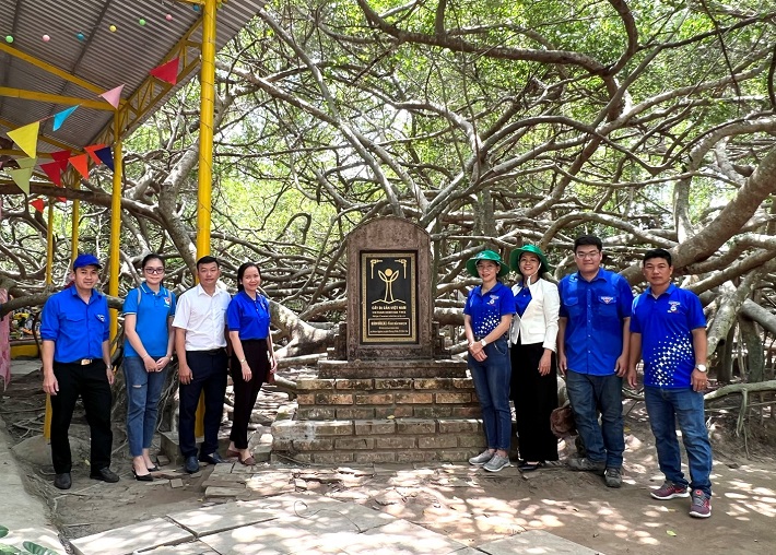 Đoàn thăm thắp hương tại Di tích lịch sử Giàn Gừa