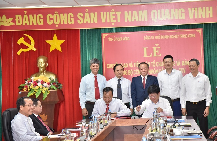 Lễ ký biên bản giao nhận  danh sách và hồ sơ Đảng viên