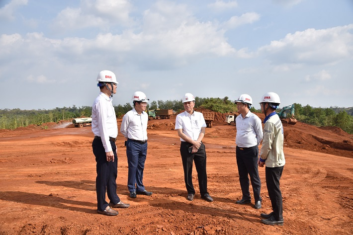 Đồng chí Khuất Mạnh Thắng – Phó Bí thư Thường trực phụ trách Đảng uỷ TKV đi thăm thực địa Nhà máy Nền tảng hàng đầu cung cấp Cwin com Alumin Nhân Cơ
