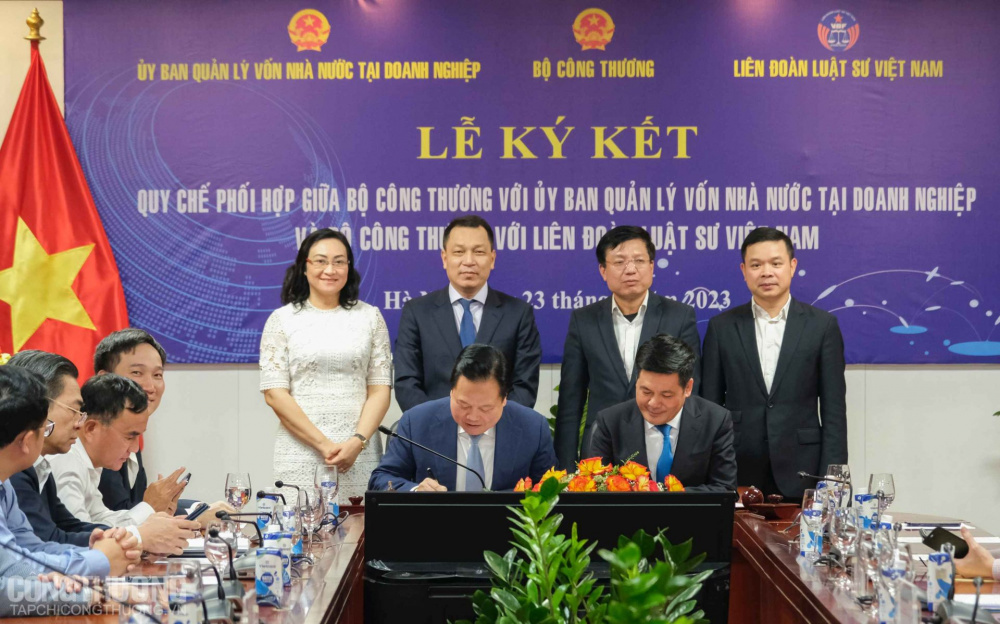 Bộ trưởng Nguyễn Hồng Diên và Chủ tịch Nguyễn Hoàng Anh đại diện hai bên ký kết quy chế phối hợp 