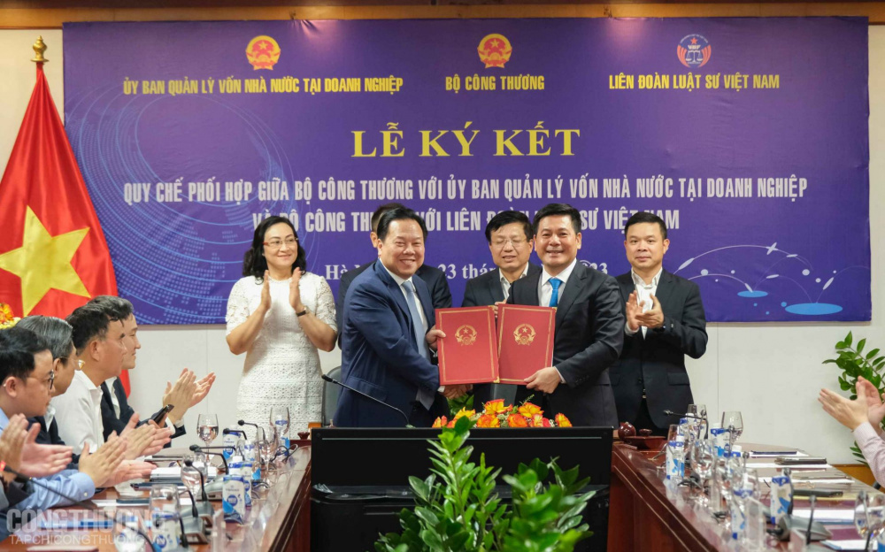 Bộ trưởng Nguyễn Hồng Diên và Chủ tịch Nguyễn Hoàng Anh đại diện hai bên ký kết quy chế phối hợp