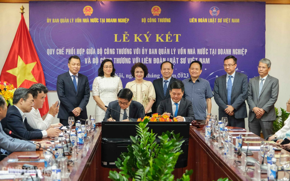 Bộ trưởng Nguyễn Hồng Diên và Chủ tịch Đỗ Ngọc Thịnh đại diện ký kết quy chế phối hợp