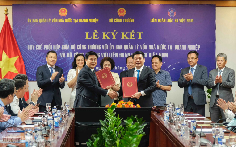 Bộ trưởng Nguyễn Hồng Diên và Chủ tịch Đỗ Ngọc Thịnh đại diện ký kết quy chế phối hợp