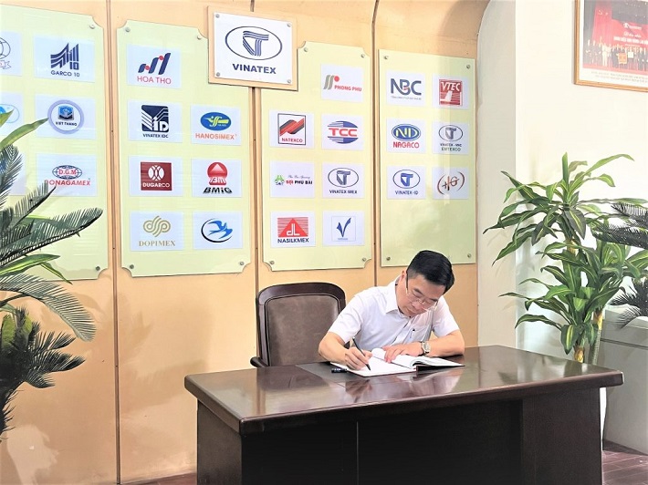 Lãnh đạo Vinatex ghi lưu bút tại Nhà truyền thống
