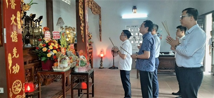 Dâng hương tại Nhà truyền thống ngành Dệt May Việt Nam