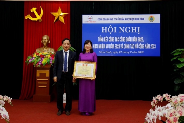 Đ/c Đường Xuân Hồng - Chủ tịch Công đoàn, Phó Tổng Giám đốc Công ty trao Bằng khen Công đoàn Điện lực Việt Nam cho đ/c Lương Thị Thúy - Trưởng ban Nữ công, Kế toán trưởng Công ty.