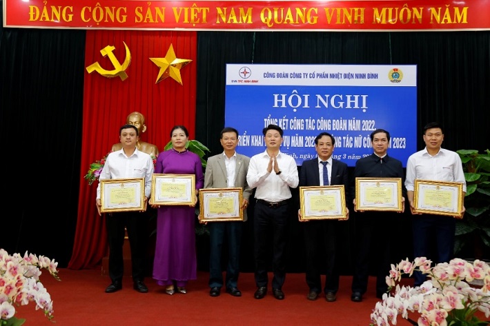 Đ/c Vũ Quốc Trung - Phó Bí thư Đảng uỷ, Phó Tổng Giám đốc Công ty trao Giấy khen của Công đoàn Tổng Công ty cho các tập thể và cá nhân 