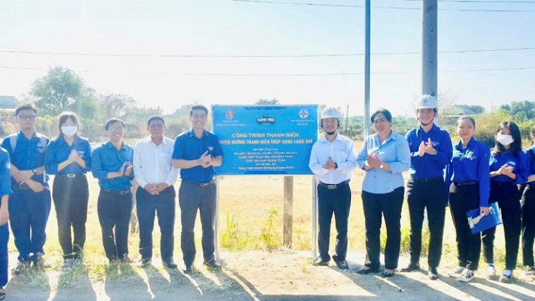 Khánh thành và bàn giao công trình “Thắp sáng đường quê”
