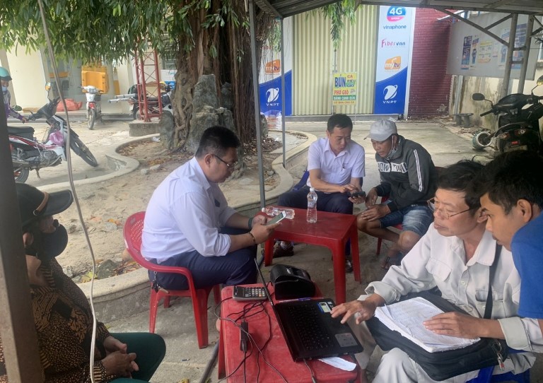 Cán bộ công nhân viên Điện lực Vạn Ninh cài app EVNCPC CSKH