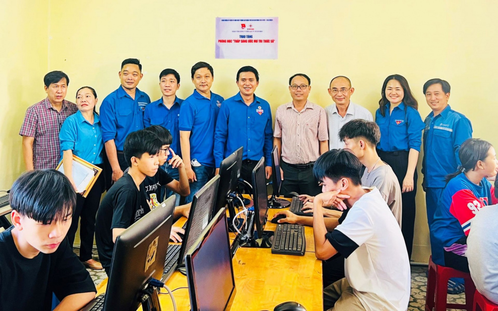 EVNHCMC thắp sáng ước mơ