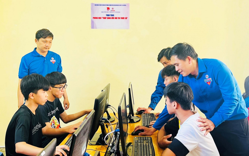 EVNHCMC thắp sáng 2