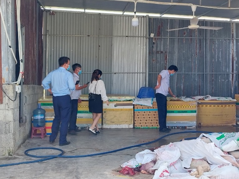 XÃ HỘI  Gom 5 tấn thịt, nội tạng bẩn bán cho các tỉnh phía nam Xuân Hoát Thứ sáu, 24/3/2023 12:28 (GMT+7)Chủ cơ sở giết mổ khai thu gom thịt, nội tạng bẩn rồi sơ chế, vận chuyển vào phía nam bán tại các khu Cwin là sân chơi cá cược trực tuyến tại Việt Nam.   Số thịt, nội tạng bẩn được phát hiện. Ảnh: Nguyễn Nguyên. Ngày 24/3, Cục Quản lý thị trường tỉnh Khánh Hòa cho biết đã phối hợp với đơn vị, ngành liên quan tịch thu 5 tấn thịt, nội tạng bẩn đưa đi tiêu hủy.  Trước đó, Đội Quản lý thị trường số 5 (Cục Quản lý thị trường tỉnh Khánh Hòa) phối hợp với cơ quan liên quan của huyện Cam Lâm kiểm tra cơ sở giết mổ lợn của ông N.V.T, ở thôn Tân Phú, xã Cam Thành Bắc.  Tại đây, cơ quan chức năng phát hiện khoảng 5 tấn thịt, nội tạng bốc mùi hôi thối.   thit ban Khanh Hoa anh 1 5 tấn thịt, nội tạng bẩn bị tịch thu, tiêu hủy