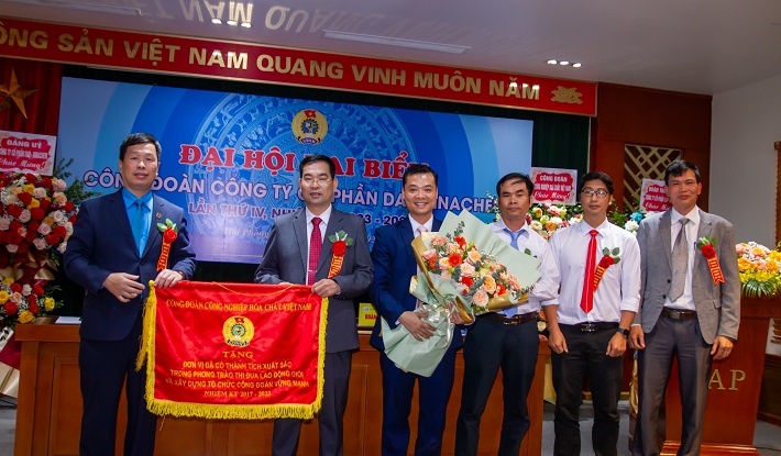 nhan co thi dua