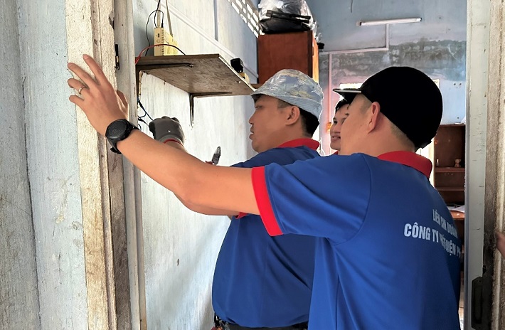Đoàn viên LCĐ sửa điện trong nhà cho các hộ nghèo tại địa phương
