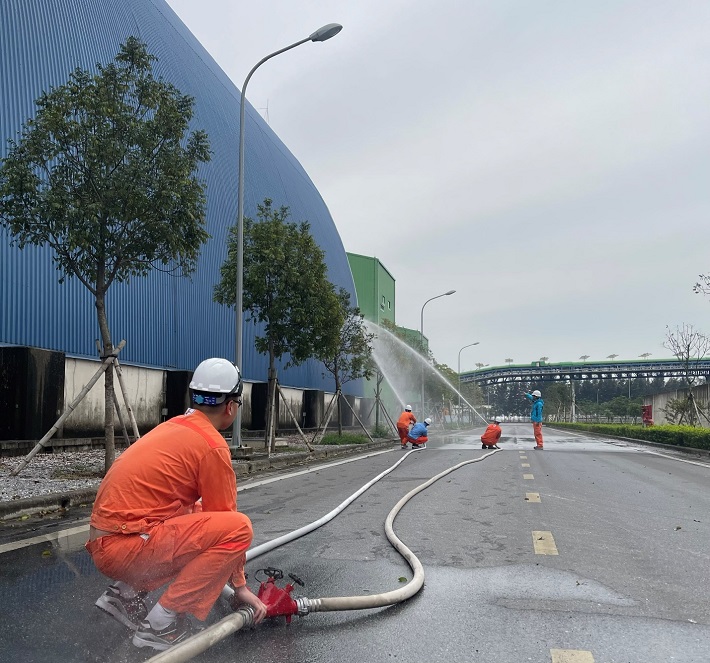 Lực lượng chữa cháy triển khai phương án chữa cháy