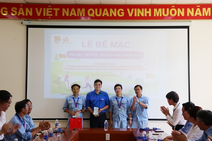 Đồng chí Nguyễn Hùng Mạnh - Phó Bí thư Đảng uỷ, Phó Tổng giám đốc Công ty TNHH MTV Thép Miền Nam - VNSTEEL trao giải nhất "VNSTEEL - Đoàn kết" cho Đoàn Công ty TNHH MTV Thép Miền Nam - VNSTEEL