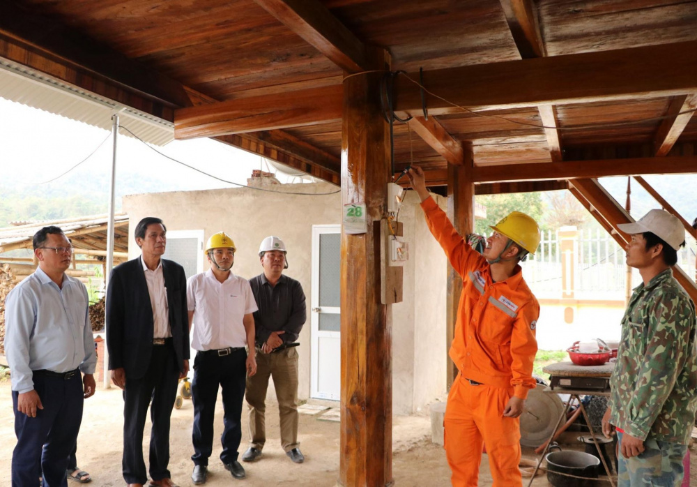  hướng dẫn người dân bản Nậm Cầy (xã Nậm Hàng, huyện Nậm Nhùn) cách dùng điện.