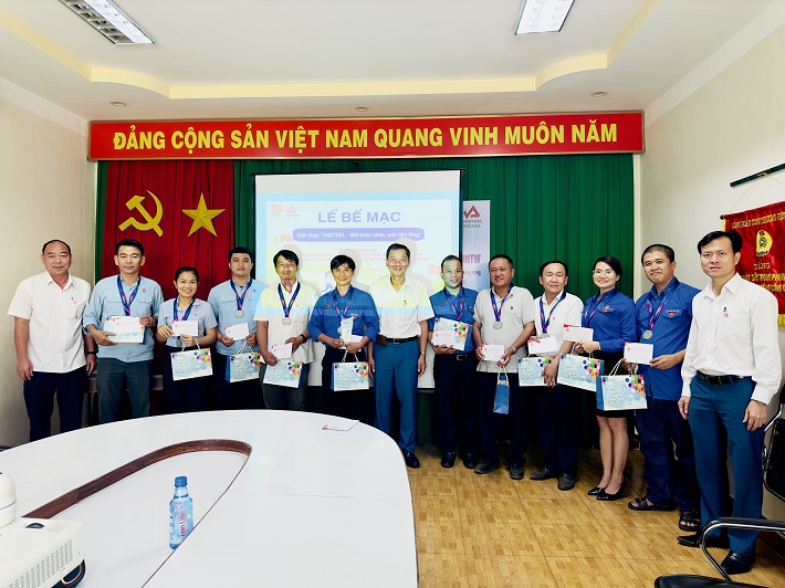 Đồng chí Huỳnh Công Du - Bí thư Đảng uỷ, Tổng giám đốc Công ty CP Thép VICASA - VNSTEEL và các đòng chí Lãnh đạo Công ty trao giải nhì "VNSTEEL - Đoàn kết" cho Đoàn Công ty CP Thép VICASA - VNSTEEL và các giải cho các vận động viên