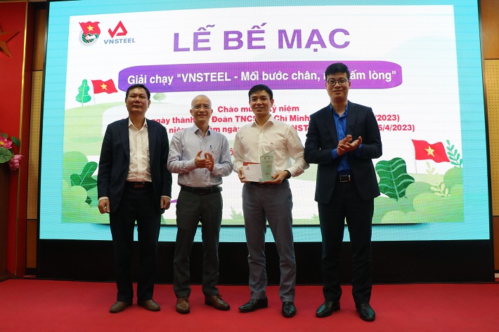 Đồng chí Phạm Công Thảo, đồng chí Đỗ Đình Trường và đồng chí Lương Đình Tuyền trao giải ba "VNSTEEL - Đoàn kết" cho Chi đoàn Cơ quan Tổng công ty Thép Việt Nam - CTCP